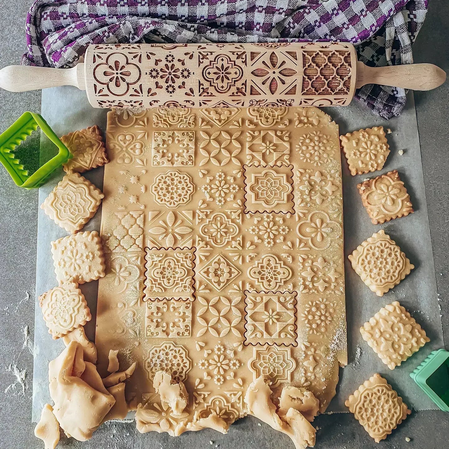 Wooden Embossed Rolling Pin – 35cm Patterned Roller for Cookies, Biscuits & Fondant